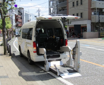 車椅子仕様車の昇降装置付き福祉車両イメージ